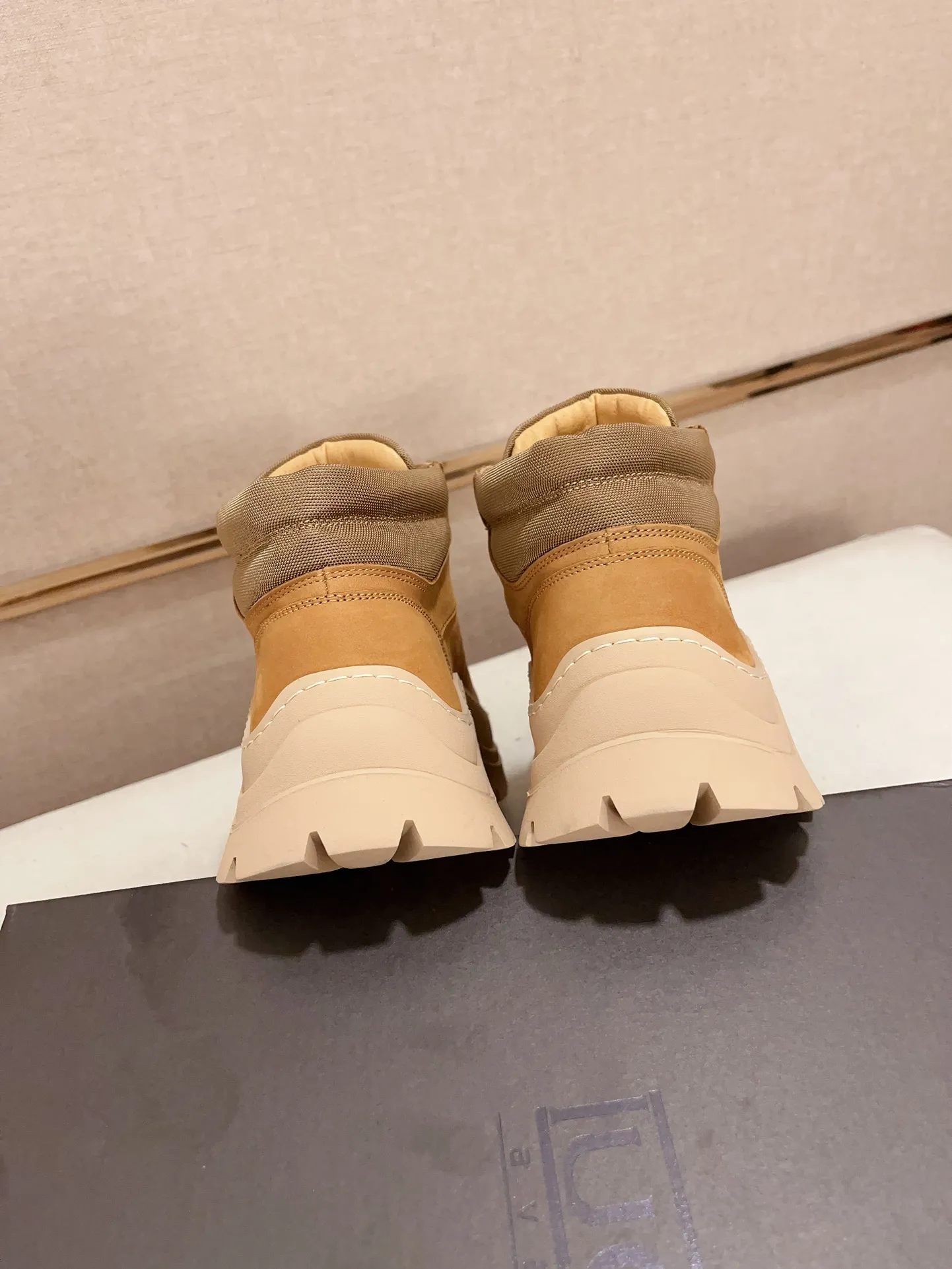 Factory Price: 390 Men's Men's Shoes 💰North American Men's Shoes Ugg ☃️In the special sale of new high-quality men's shoes and snow boots in autumn and winter, the nemesis of extreme cold weather! Made of cowhide leather, merino wool lining, and original outsole, whether driving, outdoor or daily wear, there is always one that suits you! Code number 39-44